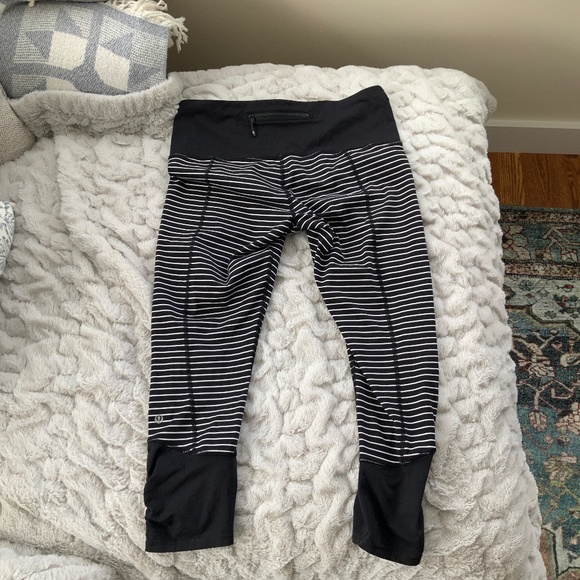 Lululemon Black & White Striped Cropped Leggings 23 Inch Long Zippered Leg Pant - Picture 3 of 9